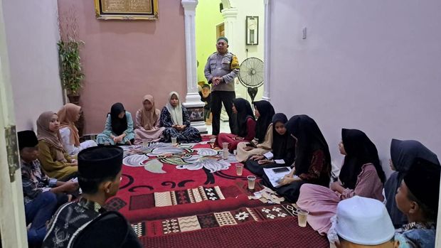 Aipda Nasaruddin mendirikan rumah mengaji di Meranti, Asahan.