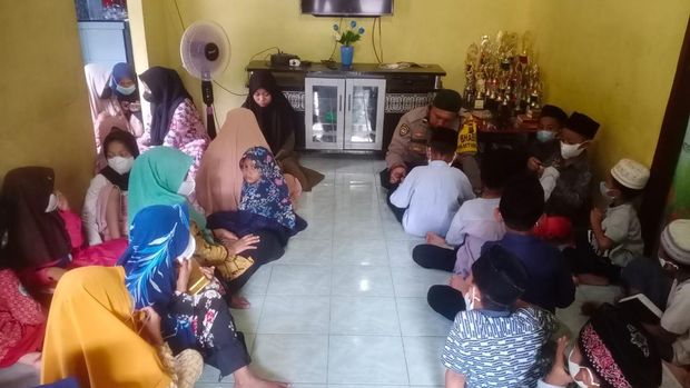 Aipda Nasaruddin mendirikan rumah mengaji di Meranti, Asahan.