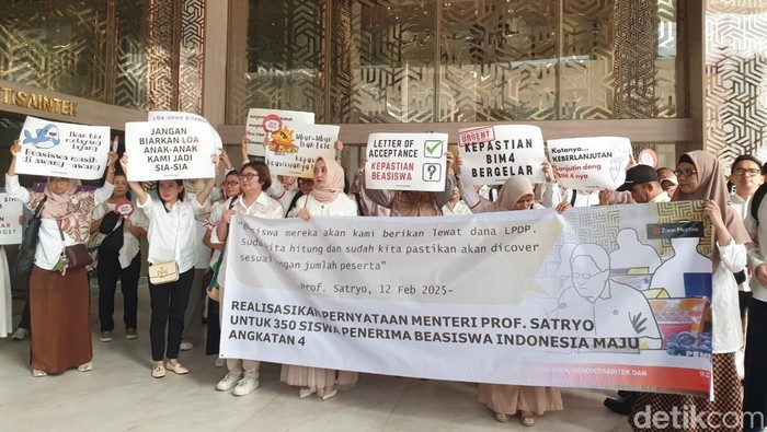 Aksi orang tua murid (OTM) BIM Persiapan S1 Luar Negeri Angkatan 4 di Kemdiktisaintek, Rabu (19/2/2025).