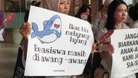 Sejumlah peserta aksi juga meneriakan jargon Save BIM 4 dengan poster-poster lainnya. Salah satunya bertuliskan Jangan Biarkan LOA Anak-anak Kami Jadi Sia-sia. Foto: Devita Savitri/detikEdu