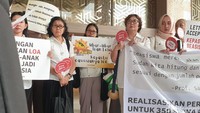 Ketua Orang Tua Murid (OTM) BIM Persiapan S1 Luar Negeri Angkatan 4, Ishandawi menjelaskan pihaknya menuntut audiensi bersama pihak Kemdiktisaintek tentang kejelasan beasiswa putra-putrinya. Foto: Devita Savitri/detikEdu