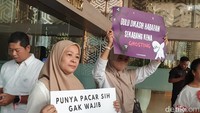 Ishan juga menyebutkan pihaknya sudah mengirimkan surat akan aksi yang dilakukan OTM BIM Persiapan S1 Luar Negeri Angkatan 4 hari ini. Ia mengatakan juga turut mengundang Kepala Pusat Prestasi Nasional (Puspresnas) Maria Veronica Irene Herdjiono, tetapi secara mendadak tidak bisa hadir. Foto: Devita Savitri/detikEdu