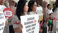 Massa mengarah ke gedung Kemdiktisaintek dengan spanduk besar bertuliskan Realisasikan Pernyataan Menteri Prof Satryo untuk 350 Siswa Penerima Beasiswa Indonesia Maju Angkatan 4 sekitar pukul 09.00 WIB. Foto: Devita Savitri/detikEdu