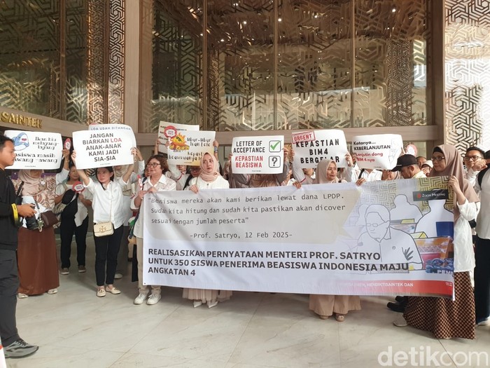 Aksi orang tua murid (OTM) BIM Persiapan S1 Luar Negeri Angkatan 4 di Kemdiktisaintek, Rabu (19/2/2025). Aksi orang tua murid (OTM) BIM Persiapan S1 Luar Negeri Angkatan 4 di Kemdiktisaintek, Rabu (19/2/2025).