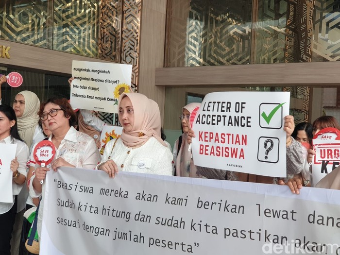 Aksi orang tua murid (OTM) BIM Persiapan S1 Luar Negeri Angkatan 4 di Kemdiktisaintek, Rabu (19/2/2025). Aksi orang tua murid (OTM) BIM Persiapan S1 Luar Negeri Angkatan 4 di Kemdiktisaintek, Rabu (19/2/2025).