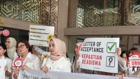 Unjuk rasa kali menuntut kepastian keberlanjutan studi putra-putri mereka yang dijanjikan bisa meneruskan studi S1 di universitas terkemuka di luar negeri. Foto: Devita Savitri/detikEdu