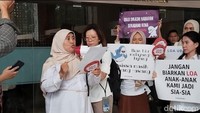 Pada kesempatan aksi tersebut, orang tua siswa juga menyampaikan sebuah puisi berjudul Harapan di Ujung Pena yang menyatakan suara anak-anak penerima BIM Persiapan S1 Luar Negeri Angkatan 4. Setelah beraksi kurang lebih 30 menit, pihak OTM disambut Kemdiktisaintek untuk melakukan audiensi. Foto: Devita Savitri/detikEdu