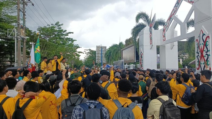 Aliansi mahasiswa gelar aksi unjuk rasa di depan gedung DPRD Kalteng.
