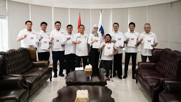Andi Barlianto Asapa (paling kanan) saat menerima SK sebagai Plt Ketua DPW Perindo Sulsel bersama Plt Ketua DPW Perindo di daerah lainnya.
