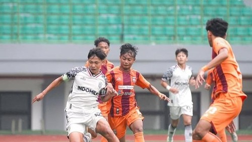 Kapten Bali United U-16, Keanu Sanjaya (jersey putih) berusaha dijegal pemain Borneo FC U-16 dalam babak semifinal EPA U-16, Rabu (19/2/2025) di Stadion Patriot Candrabhaga, Bekasi.