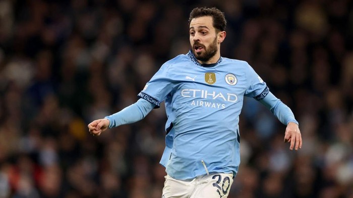 MANCHESTER, ENGLAND - FEBRUARY 11:  Bernardo Silva of Manchester City during the UEFA Champions League 2024/25 League Knockout Play-off first leg match between 	Manchester City and Real Madrid C.F. at Manchester City Stadium on February 11, 2025 in Manchester, England. (Photo by Carl Recine/Getty Images)