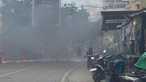 Blokade jalan di Cabang Donggo, Kecamatan Bolo, Kabupaten Bima, NTB, Rabu, (19/2/2025).