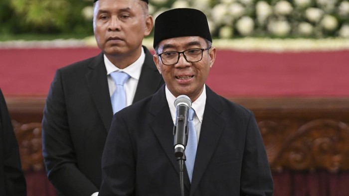 Menteri Pendidikan Tinggi, Sains, dan Teknologi (Mendikstisaintek) Brian Yuliarto memberikan keterangan pers usai dilantik oleh Presiden Prabowo Subianto di Istana Negara, Jakarta, Rabu (19/2/2025). Presiden Prabowo Subianto melantik Brian Yuliarto sebagai Mendikstisaintek menggantikan Satryo Soemantri Brodjonegoro. ANTARA FOTO/Hafidz Mubarak A
