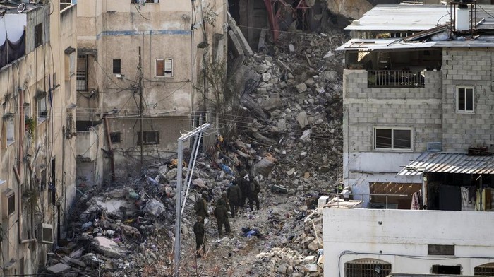 Buldoser Israel Hancurkan Rumah-rumah Palestina di Tepi Barat Smoke rises in the Tulkarem refugee camp West Bank, as the Israeli military continues its operation in the area on Tuesday, Feb. 18, 2025. (AP Photo/Majdi Mohammed)