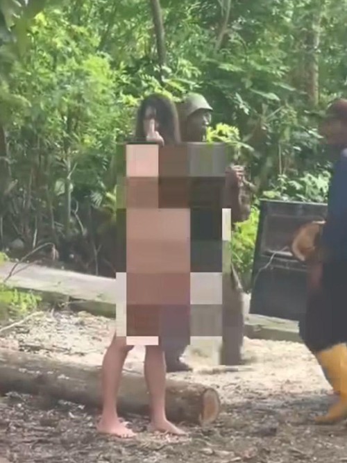 Tangkapan layar seorang bule perempuan bugil dan mengacungkan jari tengah.