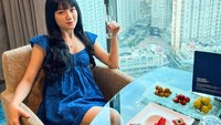 Momennya yang satu ini juga tak kalah seru, ia menimati hidangan hotel saat staycation di sebuah hotel berbintang di Jakarta. Foto: Instagram @cgulla