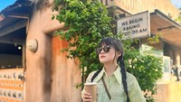 Salah satunya ia mampir ke kafe Gigi Susu yang populer di Bali. Ia bahkan tak mau ketinggalan berpose sambil memegang kopi di kafe tersebut. Foto: Instagram @cgulla