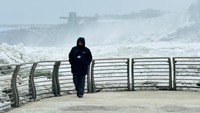 Turis melihat Sungai Niagara yang membeku dari platform pengamatan terowongan Pembangkit Listrik Niagara Parks setelah berminggu-minggu suhu di bawah titik beku menciptakan tontonan yang luar biasa di Air Terjun Niagara, Ontario, Kanada.