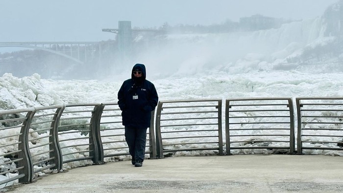 Tourists view the frozen Niagara River from the Niagara Parks Power Station tunnel viewing platform after weeks of sub-freezing temperatures created a spectacle in Niagara Falls, Ontario, Canada January 28, 2025. REUTERS/Kyaw Soe Oo