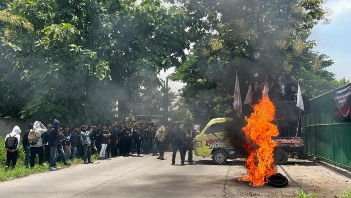 Demo di depan pabrik baja Mojokerto