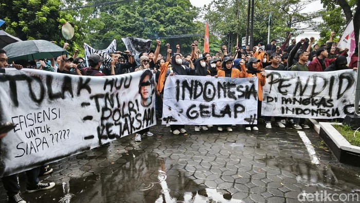 Aksi demo mahasiswa di depan Kantor DPRD Solo, Rabu (19/2/2025).