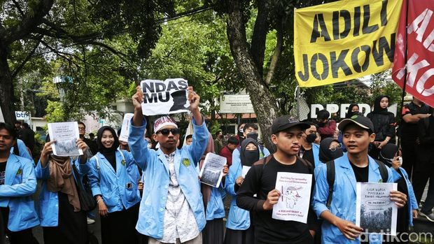 Aksi demo mahasiswa di depan Kantor DPRD Solo, Rabu (19/2/2025).