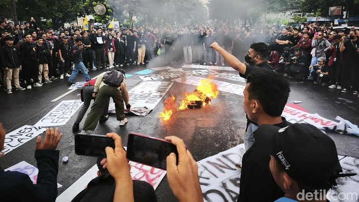 Aksi demo mahasiswa di depan Kantor DPRD Solo, Rabu (19/2/2025).