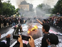 Demo di Depan DPRD Solo, Mahasiswa Blokade Jalan dan Bakar Ban