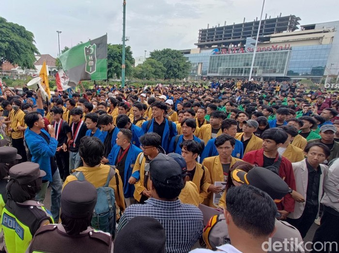 Demo mahasiswa bertajuk Indonesia Gelap di Purwokerto, Banyumas, Rabu (19/2/2025).