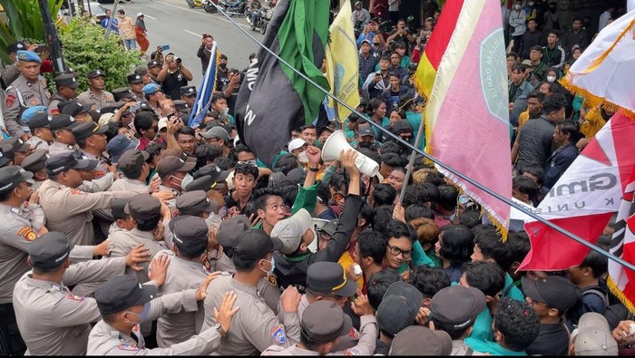 Demo mahasiswa di Lamongan tolak efisiensi anggaran diwarnai aksi dorong dengan aparat