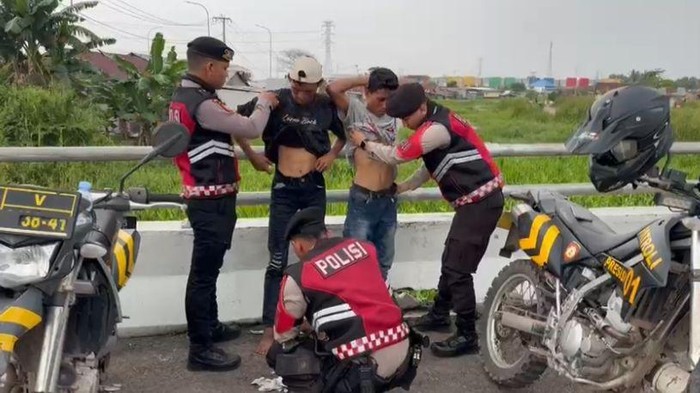 Dua pelaku pungli di pintu keluar Tol Keramasan saat diamankan polisi.