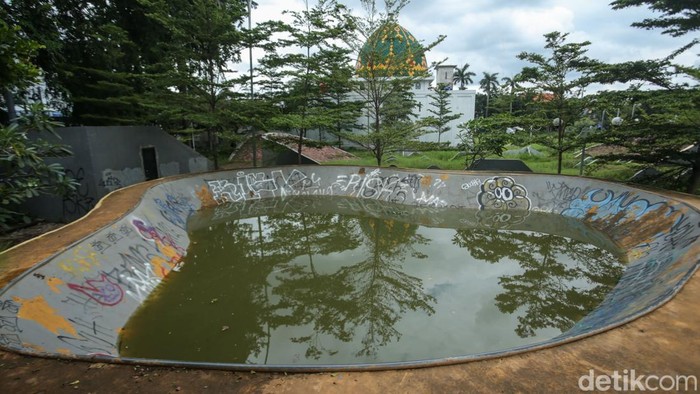 Arena skatepark Bekasi tidak terawat. Bagian bawah tempat itu dipenuhi air bak kolam renang.