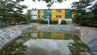 Tempat bermain para skater kini berubah bak kolam renang.