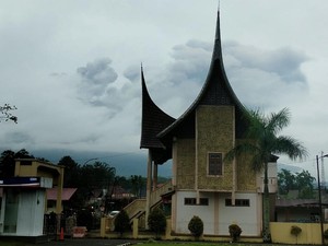 Gunung Marapi Semburkan Abu Vulkanik Setinggi 700 Meter Pagi Ini
