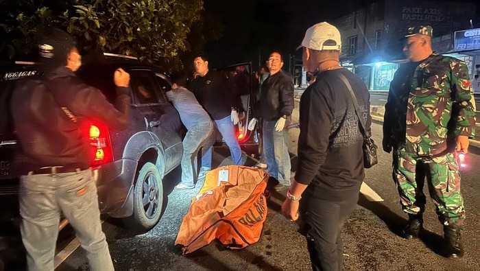 Proses evakuasi korban pasutri yang dilakukan petugas, Senin (17/2) malam.