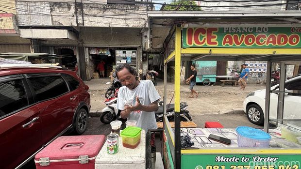 Faiz Tosal, tukang bubur di Surabaya yang pernah viral jago Bahasa Jepang dan Inggris.