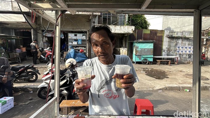 Faiz Tosal, tukang bubur di Surabaya yang pernah viral jago Bahasa Jepang dan Inggris.