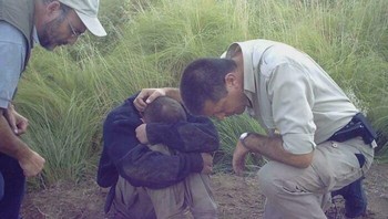 Tahun 2006, Polisi Argentina Ini Ditemukan Setelah Pencarian Selama 18 Jam Dalam Keadaan Syok Berat. Ia mengatakan makhluk pendek bermata merah telah membawanya dan ia memiliki ingatan seperti berada di dalam rahim ibunya. Ia ditemukan 20 km jauhnya, ia terakhir terlihat dengan pakaian kering meskipun hujan deras.Foto: Boredpanda