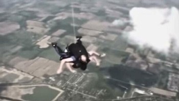 Ivan Lester Mcguire, Seorang Penerjun Payung Berpengalaman, Mendokumentasikan Lompatan Tandem Pada 2 April 1988. Ia begitu asyik merekam hingga melakukan kesalahan fatal: Ia lupa melengkapi dirinya dengan parasut saat melompat. Ivan terus merekam, dan kata-kata terakhirnya yang terekam kamera adalah, Ya Tuhan, tidak! Foto: Boredpanda