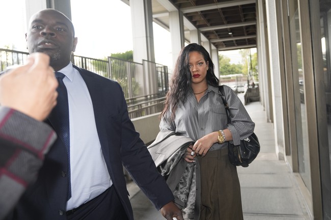 Saat mendampingi pasangan lamanya, A$AP Rocky, dalam persidangan yang berlangsung di Los Angeles, penyanyi sekaligus pebisnis sukses ini kembali menunjukkan bahwa fashion bisa menjadi bentuk ekspresi sekaligus pernyataan dukungan. (Foto: AP Photo/Damian Dovarganes)