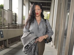 Foto: Gaya Toned Down Rihanna di Persidangan A$AP Rocky, Berabu-abu Kelam