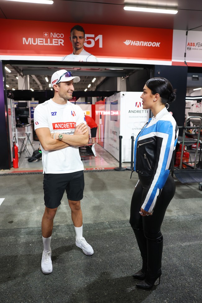 Wanita yang pernah bekerja di butik Gucci itu menebarkan pesonanya di sirkuit balap dalam balutan tanktop yang dibalut jaket biker kulit serta legging hitam juga bahan kulit. Foto: LAT Images/Joe Portlock