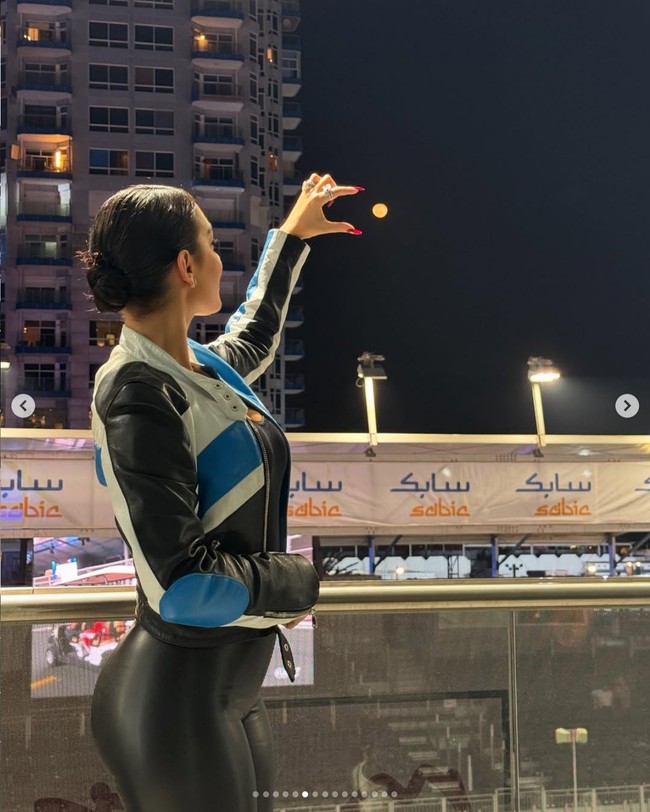 Penampilan Georgina saat nonton Formula E di Arab Saudi ini jadi sorotan. Wanita yang sudah melahirkan tiga anak Ronaldo itu memakai busana serba latex atau kulit. Foto: Dok. Instagram Georgina Rodriguez