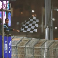 Menjadi tamu istimewa, Georgina Rodriguez pun diberi tugas spesial. Dia mendapat kesempatan untuk mengibarkan bendera kotak-kotak saat pembalap tim DS Penske asal Jerman, Maximilian Günther, melintasi garis finis dan memenangkan balapan. Foto: Dok. Instagram Georgina Rodriguez