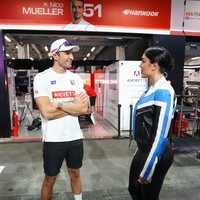 Wanita yang pernah bekerja di butik Gucci itu menebarkan pesonanya di sirkuit balap dalam balutan tanktop yang dibalut jaket biker kulit serta legging hitam juga bahan kulit. Foto: LAT Images/Joe Portlock