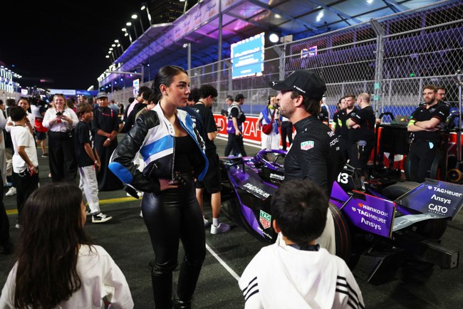 Sebagai tamu istimewa Formula E, Georgina mendapat kehormatan mengunjungi jalur pit sebelum balapan dimulai di Jeddah Corniche Circuit. Foto: LAT Images/Joe Portlock