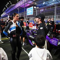 Sebagai tamu istimewa Formula E, Georgina mendapat kehormatan mengunjungi jalur pit sebelum balapan dimulai di Jeddah Corniche Circuit. Foto: LAT Images/Joe Portlock