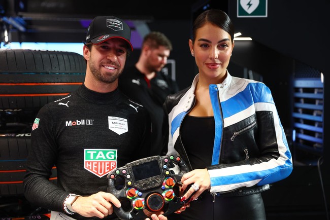 Model dan influencer 31 tahun itu berkesempatan bertemu dengan pembalap Formula E asal Portugal, Antonio Felix da Costa. Dia berbincang dengan pembalap Porsche itu mengenai cara kerja mobil balap. Foto: LAT Images/Joe Portlock