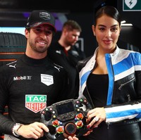 Model dan influencer 31 tahun itu berkesempatan bertemu dengan pembalap Formula E asal Portugal, Antonio Felix da Costa. Dia berbincang dengan pembalap Porsche itu mengenai cara kerja mobil balap. Foto: LAT Images/Joe Portlock