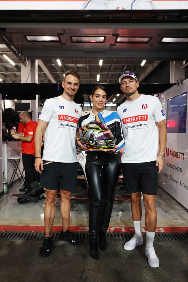 Georgina Rodriguez tampak menikmati waktunya di sirkuit balap Formula E. Family, fun and speed! We loved visiting Season 11 Jeddah E-Prix, demikian dia menulis dalam unggahannya di Instagram. Foto: LAT Images/Joe Portlock